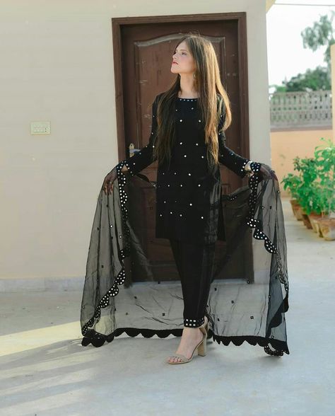 Black Dress Design, Mode Turban, Pakistani Fashion Casual, Stylish Short Dresses, Pakistani Dresses Casual, Pakistani Fashion Party Wear, Beautiful Pakistani Dresses, Mode Abaya, Kurti Designs Party Wear