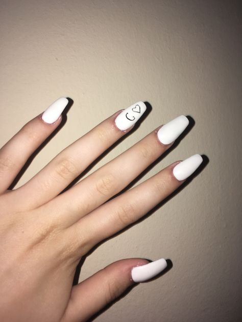 White Nails With Black Initials, Letter Nail Designs Initials White, Bf Letter On Nails, Acrylic Nails With A C Initial, White Nails With C Initial, White Nails With Initials Acrylic Short, White Nails With K Initials Acrylic, Letter C On Nails Initials, Nails With Letter G Initial