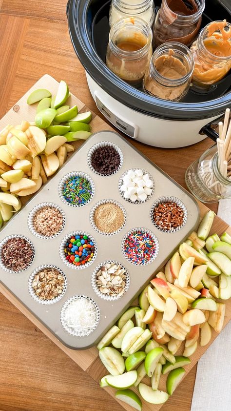 Fall Caramel Apple Board, Candy Apple Party Ideas, Caramel Apple Board Crockpot, Halloween Party Caramel Apple Bar, Candy Apple Dipping Station, Caramel Apple Dip Board, Carmel Apple Decorating Ideas, Caramel Apple Boards, Caramel Apple Dip Platter