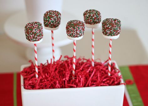 Christmas Marshmallow Pops- by Glorious Treats Marshmallow Pops Christmas, Lollipop Cake, Gingerbread House Parties, Marshmallow Dip, Marshmallow Treats, Cake Pop Sticks, Gingerbread House Decorations, Christmas Food Gifts, Marshmallow Pops