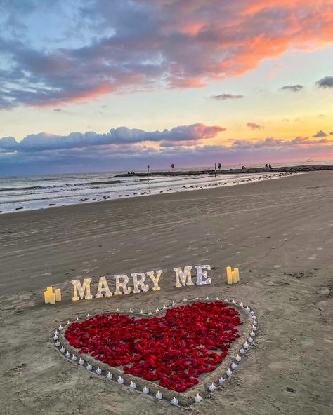 Wedding Proposal Ideas Beach, Marry Me Proposal Ideas Romantic, Ideas Para Pedir Matrimonio, Proposal Ideas Beach, Beach Props, Wedding Proposal Ideas Engagement, Valentines Day Idea, Would You Marry Me, Proposal Pictures