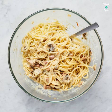 Spaghetti Carbonara - Pinch Of Nom Spaghetti Carbonara Recipe, Creamy Spaghetti, Pinch Of Nom, Low Calorie Cooking, Carbonara Recipe, Italian Pasta Recipes, Spaghetti Carbonara, Italian Pasta, Bacon Recipes