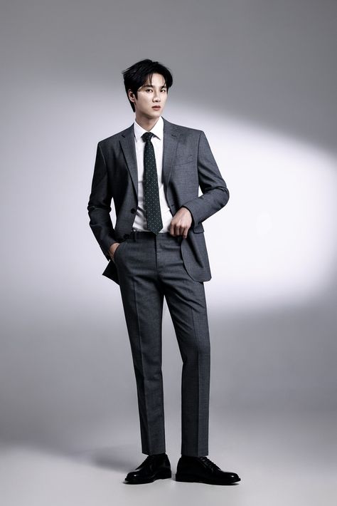 Business Man Reference, Business Man Pose, Suit Tailoring, Ahn Bohyun, Korean Male Models, Korean Suit, Suits Korean, Standing Poses, Business Portrait