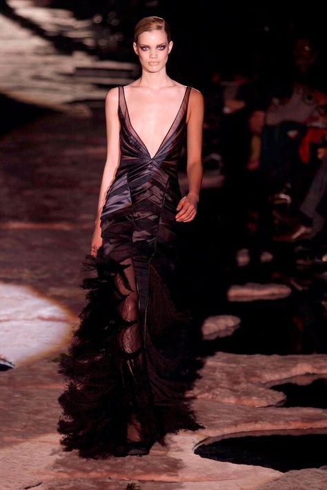 Tom Ford Dress, Gucci Runway, Tom Ford Gucci, Gucci Gown, Gucci Dresses, Iconic Looks, 90s Runway Fashion, Vintage Runway, Gucci Dress