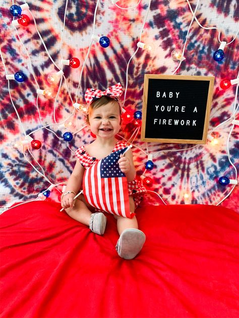 4th Of July Milestone Picture, Spring Milestone Picture Ideas, July Baby Photoshoot, 4th Of July Baby Pictures, Baby Holiday Pictures, Holiday Baby Pictures, Month Milestones, Baby Holiday Photos, Baby Milestones Pictures