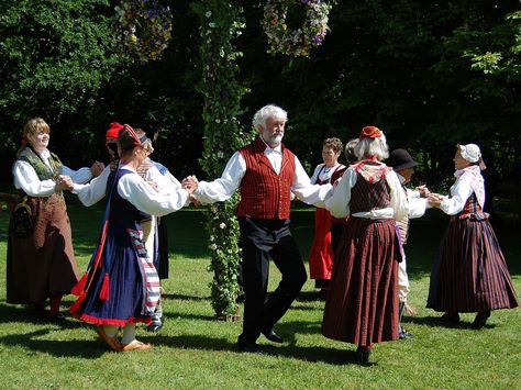 Danse Populaire, Danse Folklorique, Danse Carrée, Danse Swedish Traditions, Fire Festival, Dancing Day, Shall We Dance, First Day Of Summer, Folk Dance, Summer Solstice, Stonehenge, Personalized Books