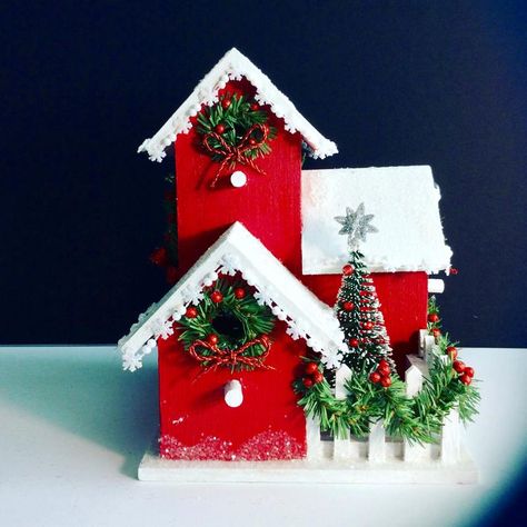 House With Snow, Holiday Birdhouses, Centerpiece For Christmas, Christmas House Decor, Birdhouse Craft, White Fence, Christmas Houses, Birdhouse Designs, Bird Houses Painted