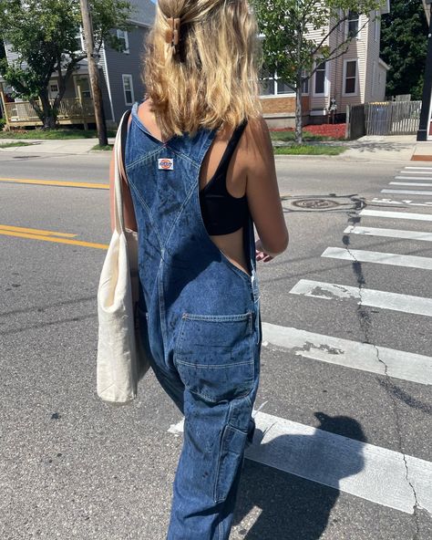 Overalls Fashion, Looks Pinterest, Overall Outfit, Jean Overalls, Bib Overalls, Alter Ego, Denim Overalls, Denim Jumpsuit, Dungarees