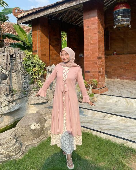 Dress Pink Hijab, Feminine Hijabi, Lebaran Outfit, Casual Outfits For Girls, Pink Ootd, Pink Hijab, Study Tour, Garden Party Outfit, Cottagecore Outfit