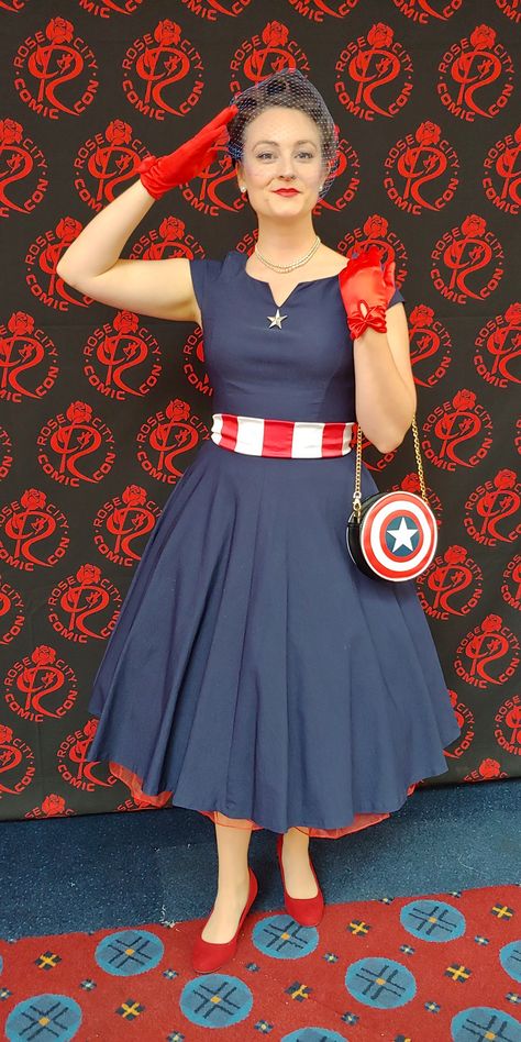 1950s style genderbend Captain America cosplay. Diy Captain America Costume For Women, Marvel Dapper Day Outfits, Disney Dapper Day Outfits For Women, Captain America Disneybound, Luna Costume, Captain America Outfit, America Dress, Dapper Day Outfits, Marvel Fashion