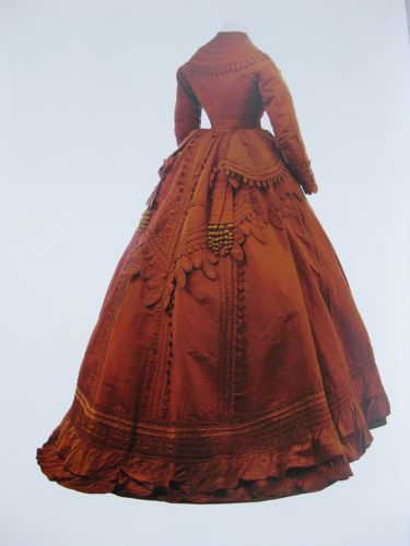 1867-1870 France 1860 Fashion, 1800s Fashion, Robes Vintage, 19th Century Fashion, Old Dresses, Victorian Clothing, Antique Dress, Retro Mode, Vintage Gowns