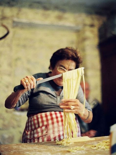 Italian Grandma Aesthetic, Italian Family Aesthetic, Woman In Italy, Vintage Italy Aesthetic, Italy People, Italian Nonna, Strega Nona, Italian Photography, Eating Spaghetti