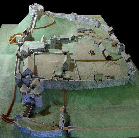 A reconstruction of Carisbrooke Castle in England during the 14th century...I like that they are small towns: Motte And Bailey Castle, Carisbrooke Castle, Castle Layout, Castle Floor Plan, Castle Illustration, British Castles, Chateau Medieval, Castles In England, Medieval Life