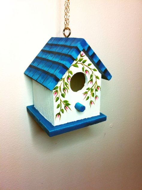 Painting Birdhouses Ideas Simple, Birdhouse Painting, Painted Birdhouses, Hand Painted Birdhouses, Homemade Bird Houses, Birdhouse Craft, Bird Houses Ideas Diy, Beautiful Birdhouses, Wood Birdhouses