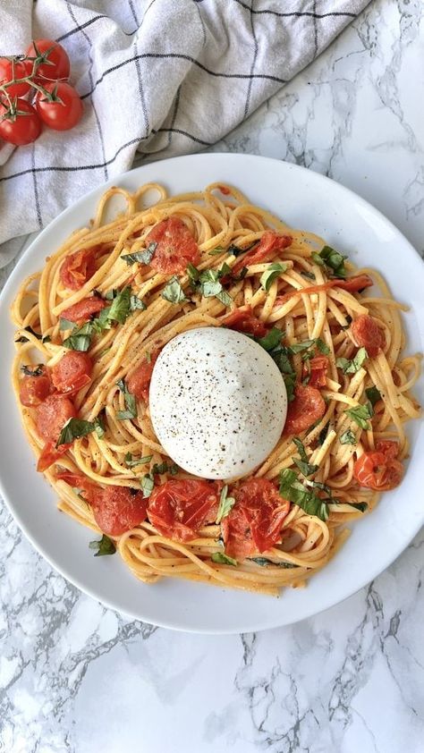 Spaghetti With Intensely Garlicky Bursting Tomatoes And Burrata Tomato Burrata Pasta, Tomatoes And Burrata, Pasta With Cherry Tomatoes, Burrata Pasta, Burrata Recipe, Recipe For Pasta, Pasta Tomato, Italian Diet, Cherry Tomato Sauce