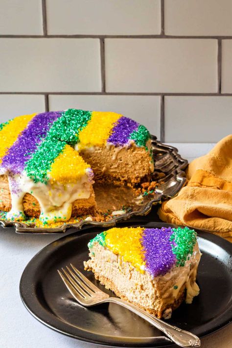 Mardi Gras Cheesecake, Kingcake Cheesecake, King Cake Cheesecake Recipe, King Cake Cheesecake, Cinnamon Roll King Cake, King Cake Recipe Cream Cheese, Mardi Gras Party Food, King Cake Bites, King Cake Recipe Easy