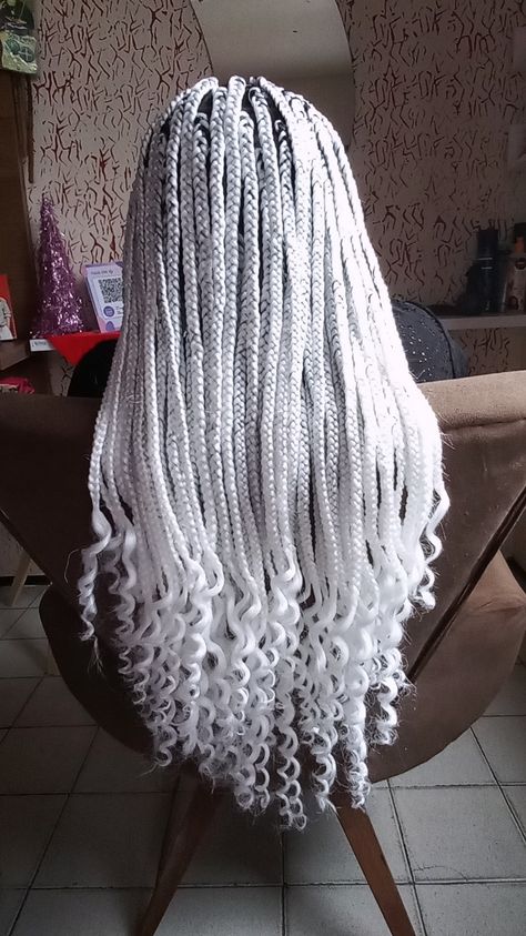 Box braids com pontas cacheadas White Twists Braids, White Braids Black Women, Moogle Cosplay, Afro Braided Hairstyles, Teenagers Hairstyles, Black And White Braids, White Box Braids, Box Dreads, Grey Box Braids