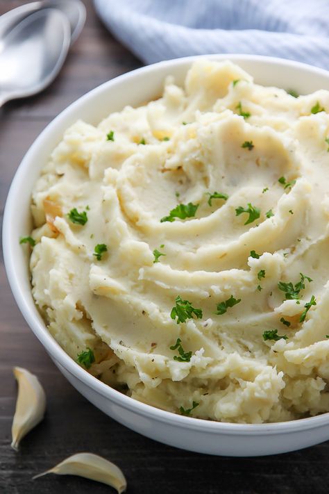 Buttermilk Mashed Potatoes, Creamy Garlic Mashed Potatoes, Creamy Mashed Potatoes Recipe, Garlic Mashed Potatoes Recipe, Cheese Queso, Roasted Garlic Mashed Potatoes, Creamy Mash, Queso Dip, White Cheese