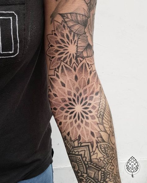 Mandalla Tattoo, Dotwork Tattoo Mandala, Dot Work Mandala, Calf Tattoo Men, Mandela Tattoo, Best Leg Tattoos, Mandala Tattoo Sleeve, Muster Tattoos, Disney Tattoo