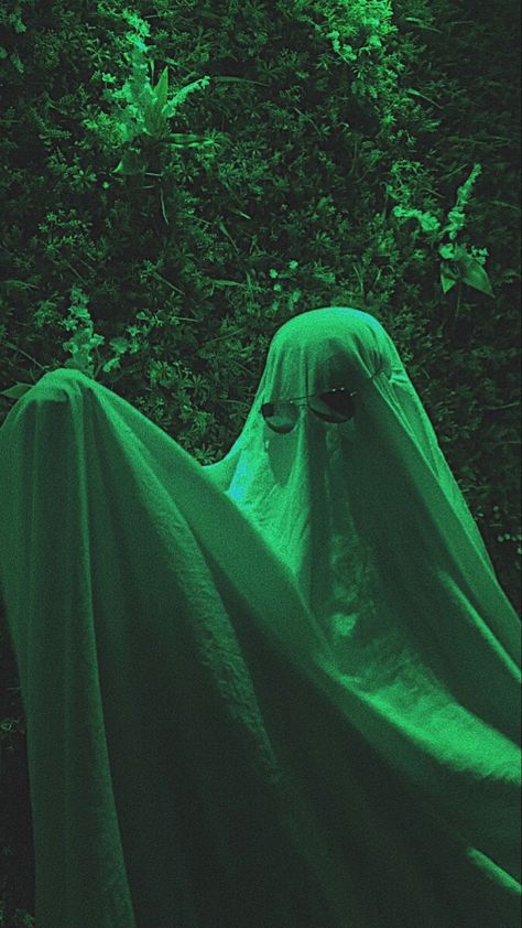 Green Ghost Aesthetic, Green Ghost Wallpaper, Subtle Horror, Ghost Trend, Ghost Wallpaper, Green Ghost, Face Aesthetic, Aesthetic Green, Ghost Faces