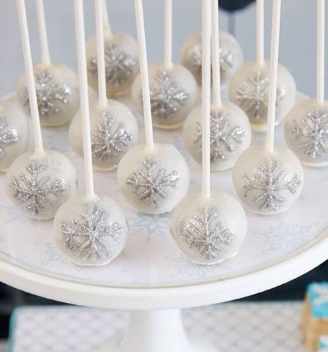 Winter Wonderland Cakepops, Cake Pops Winter Wonderland, Winter Cake Pop Ideas, Winter Onederland Cake Pops, Winter Wonderland Treats Dessert Tables, Winter Onederland Desserts, Winter Cakepops, Winter Wonderland Desserts, Winter Wonderland Treats