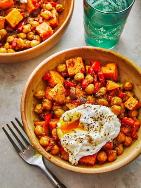 Sweet Potato Hash Recipe With Za’atar And Chickpeas - The Mediterranean Dish Breakfast Meats, Sweet Potato Hash Recipe, Eggs And Sweet Potato, Potato Hash Recipe, Breakfast Meat, The Mediterranean Dish, Hash Recipe, Chickpea Stew, Potato Hash