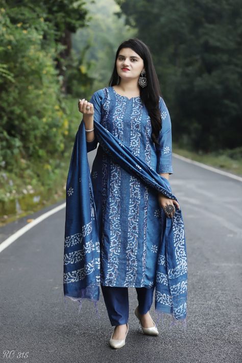 Bandhani Cotton Dress Pattern, Churidar Models, Bandhani Dress Pattern, Collar Kurti Design, Salwar Design, Collar Kurti, Dress Stitching, Cotton Dress Pattern, Simple Kurta