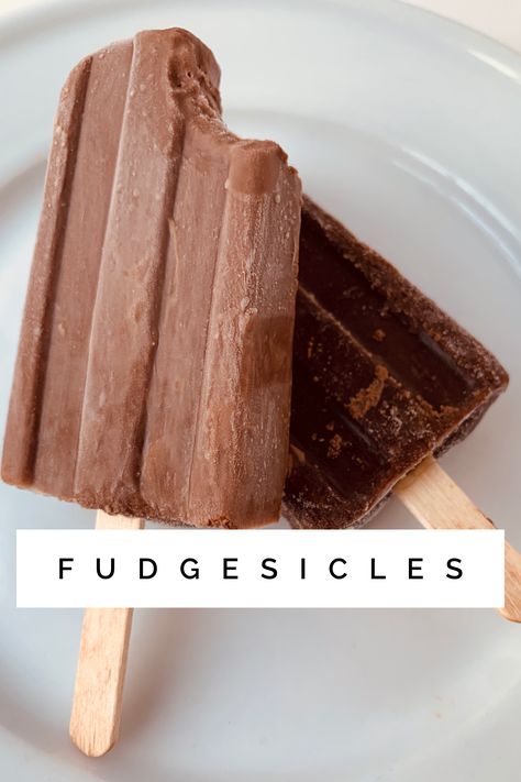 Fudgesicle Recipe, Vegan Popsicles, Smoothie Pops, Banana Popsicles, Chocolate Popsicles, Fudge Pops, Kid Friendly Dessert, Chocolate Almond Milk, Vegan Ice Cream Recipe