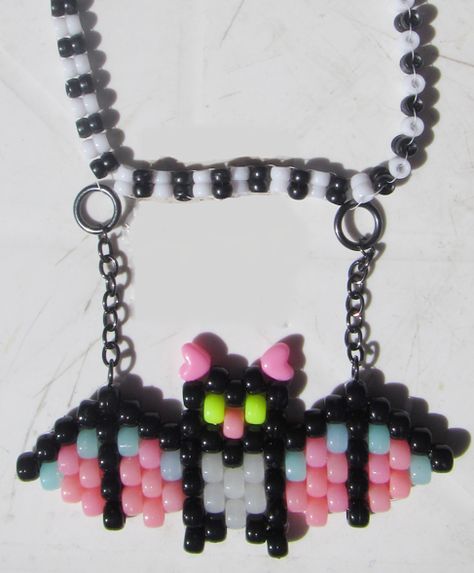 I made this kandi bat necklace for #happydragonferret! handmade with love <3~by Silly Kandi Gecko, Halloween Kandi Ideas, Kandi Charm Patterns, Animal Kandi, Kandi Animals, Kandi Charms, Kandi Jewelry, Kandi Inspiration, Pony Bead Animals