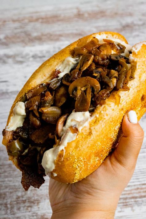 Vegan Philly Cheesesteak, Philly Cheesesteak Recipe, Resep Sandwich, Vegan Sandwich Recipes, Seitan Recipes, Cheesesteak Recipe, Fast Meals, Pasta Vegetariana, Philly Cheesesteak