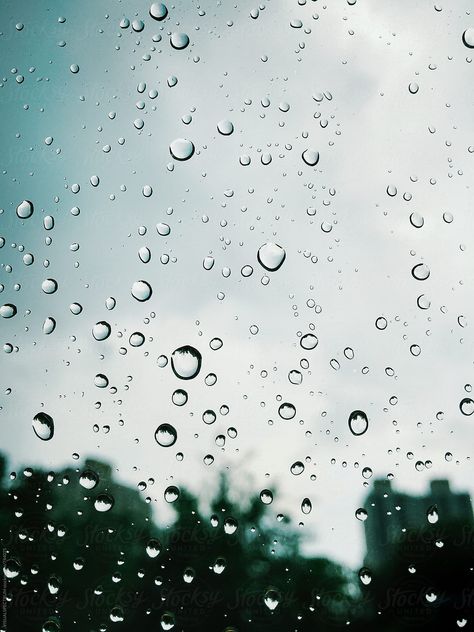 Rain Drops On Car Window, Water Drop Painting, Water Droplets Drawing, Rain Drops On Window, Water Droplets Photography, Droplets Of Water, Gcse Textiles, Blurry Lights, Window Photography