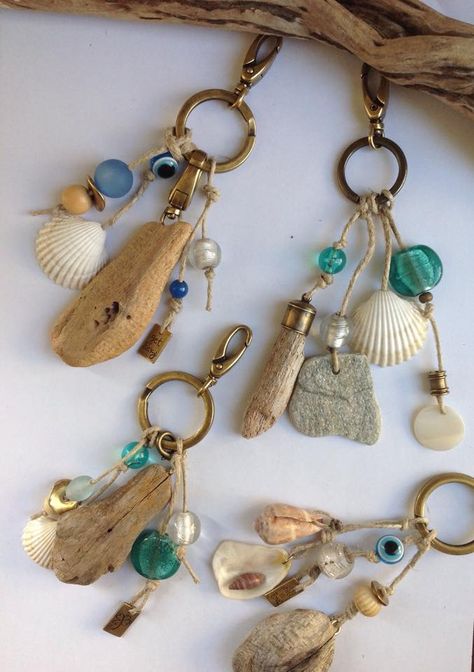 Keychains Tassen Hanger, ميدالية مفاتيح, Beach Inspired Decor, Art Coquillage, Garden Houses, Driftwood Jewelry, Sac Diy, Beach Finds, Shell Crafts Diy