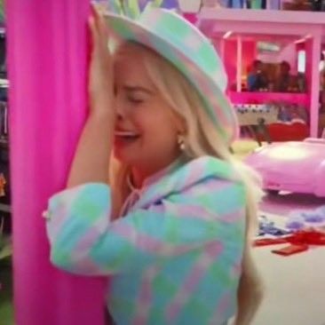 Barbie movie 2023 Margot Robbie crying mood meme - reaction pic - sticker whatsapp Meme Barbie, Barbie Funny, Barbies Pics, Mood Humor, Funny Comedy, Funny Reaction Pictures, Barbie Movies, Barbie And Ken, Margot Robbie