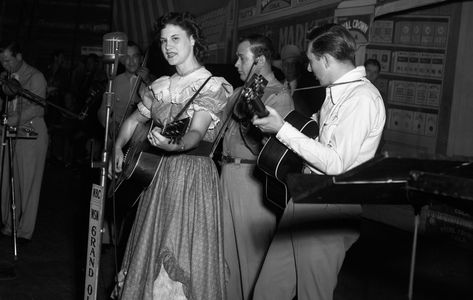 How Kitty Wells’ ‘It Wasn’t God Who Made Honky Tonk Angels’ Became Country’s Greatest Diss Track https://www.rollingstone.com/music/music-country/kitty-wells-it-wasnt-god-who-made-honky-tonk-angels-diss-track-1234583432/ #mixtape #ilovemusic Roy Acuff, Kitty Wells, Lynn Anderson, Music Country, Loretta Lynn, Grand Ole Opry, Honky Tonk, Her Cut, Male Artist