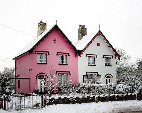 cute little h (gingerbread) houses!
Liquorice Allsorts, Worcestershire, England Sweet Home Style, Pink House, Pink Houses, White Houses, Cottage Homes, Little Houses, Home Fashion, Old Houses, The Snow