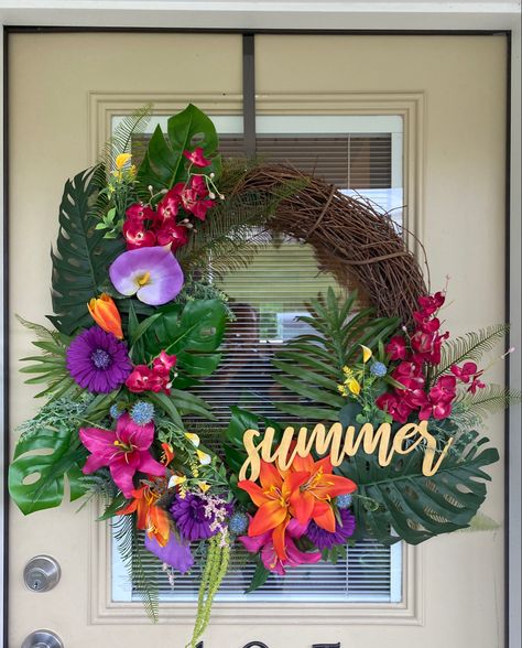 Tropical Wreath Diy, Tropical Wreath Ideas, Tropical Wreaths For Front Door, Southern Wreaths, Tropical Wreaths, Tiki Backyard, Hawaiian Wreath, Vine Ideas, Summertime Decor