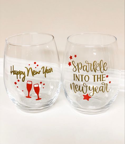 New Year Wine Glasses, New Years Wine Glasses, Nye Drinks, New Year Glasses, Glitter Wine Glasses Diy, Mugs Diy, Christmas Personalised, Glitter Wine Glasses, Diy Wine Glasses