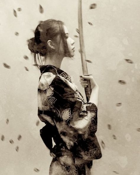 samurai female sideview, sword straight up in front of face, leaves falling (sepia vers.) Tatoo Crown, Female Samurai Tattoo, Historical Tattoos, Geisha Tattoo Design, Female Samurai, Geisha Tattoo, Samurai Artwork, Geisha Art, Asian Tattoos