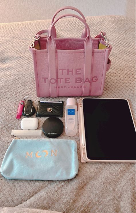 Marc Jacobs Tote Bag Small Vs Mini, What’s In My Marc Jacobs Tote Bag, Cute Pink Tote Bag, Pink Marc Jacobs Tote Bag, Mini Tote Bag Outfit, Marc Jacobs Tote Bag Aesthetic, The Tote Bag Marc Jacobs Outfit, The Tote Bag Pink, The Tote Bag Aesthetic