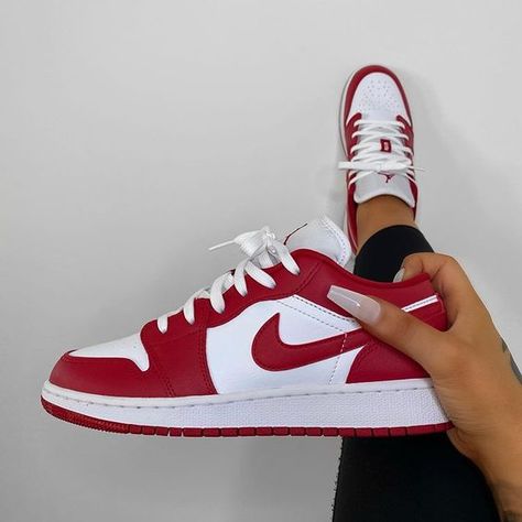 Tenis Nike Jordan, Air Jordan 1 Low Gym Red, Jordan 1 Low Gym Red, Red And White Jordans, Aj1 Low, Red Basketball Shoes, Women's Over The Knee Boots, Back To School Shoes, Nike Shoes Girls