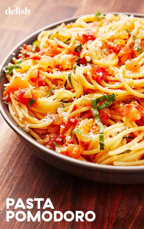 Pasta Pomodoro Lets You Skip The Jar Of MarinaraDelish Chicken Pomodoro Pasta, Easy Summer Pasta Recipes, Chicken Pomodoro Recipes, Pasta Pomodoro Recipe, Pomodoro Recipe, Light Pasta Dishes, Pasta Pomodoro, Pasta Cake, Easy Spaghetti