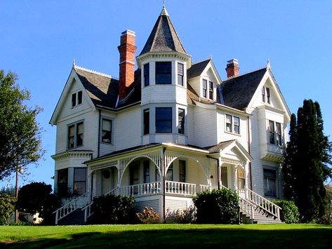 Victorian Period: Home Styles of 19th Century American Art Period #artandarchitecture #victorianarchitecture #victorianhomes #arthistory Oregon Bucket List, Victorian Era Homes, Colorful Homes, Oregon Living, Small Town Living, Oregon Vacation, Architecture Collection, Victorian Beauty, Art Periods