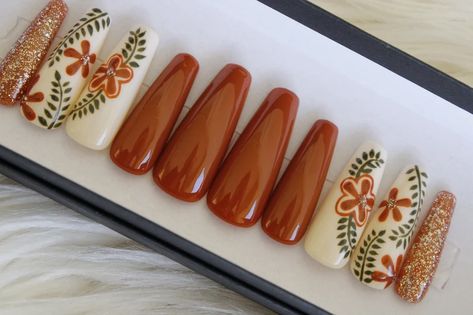 Warm up your nails with burnt orange manicure ideas! These nails add a touch of warmth to your style and are perfect for any season. Get inspired and create your own cozy nail look. Try them out today! 💅🌟 #WarmNails #BurntOrangeManicure #NailGoals Flower Nails Orange, Orange Nails Glitter, Flower Press On Nails, Nails Orange, Boho Nails, Flower Press, Seasonal Nails, Ivory Flower, Hair Skin Nails