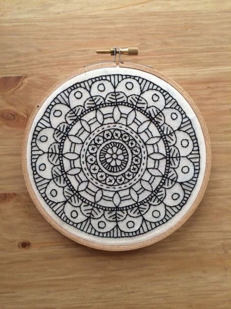 Embroidered Mandala, Mandala Embroidery, Mandala Henna, Ideas Embroidery, Blackwork Embroidery, Art Mandala, Wooden Hoop, Embroidery Hoop Art, Embroidery Ideas