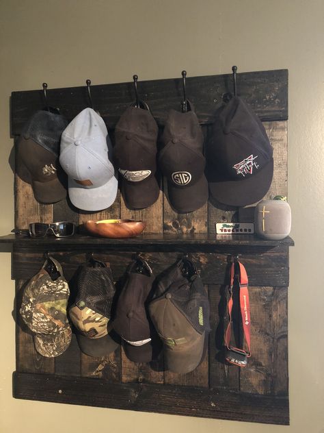 Hat rack made from pallets Pallet Hat Rack Diy, Rustic Hat Rack Diy, Hat Racks Diy, Hat Rack Ideas Men, Hat Racks Ideas, Diy Hat Rack For Men Baseball Caps, Boys Hat Rack, Diy Hat Rack For Men, Wall Hat Rack Ideas