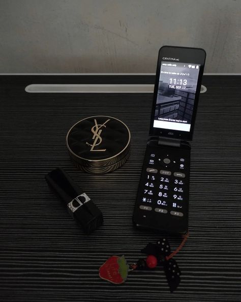 Kyocera Gratina KYF31 in Black 🍓 💄 #ガラケー #ガラホ #flipphone #japaneseflipphone #japanesephones #keitai #garakei #denwa #retro #2000s #y2k #tech #aesthetic #kyocera #gratina #kyf31 #mitsukocore #aesthetic Black Flip Phone Aesthetic, Black Flip Phone, Razr Flip Phone, Y2k Tech, Flip Phone Aesthetic, Old Cell Phones, Retro 2000s, Tech Aesthetic, Phone Aesthetic