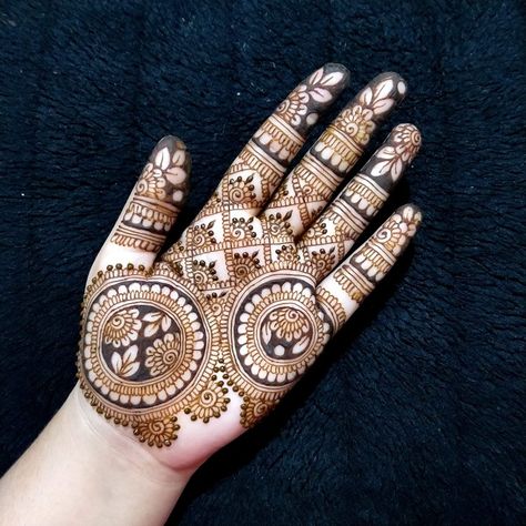 Latest Henna Design for front Hand Unique Henna Designs, Mehndi Design For Front Hand, Unique Henna, Mehndi Designs Bridal Hands, Simple Henna Tattoo, Latest Henna Designs, Mehndi Simple, Easy Design, Henna (mehndi) Design