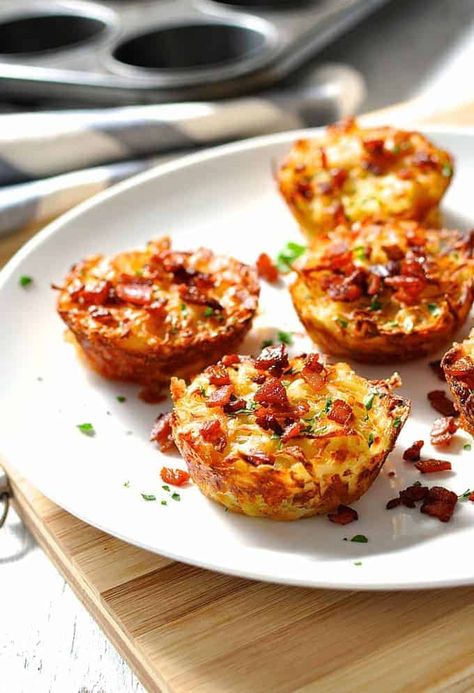 A great treat for feeding a crowd, these irresistible Cheese and Bacon Muffin Tin Hash Browns are made even tastier with the addition of our good friends cheese and bacon! Plus you can make them ahead and they're freezer friendly. Win, win, win! Hash Brown Muffins, Cauliflower Pizza Bites, Bacon Muffins, Hashbrown Recipes, Recipetin Eats, Breakfast Party, Muffin Tin Recipes, Pizza Bites, Hash Browns