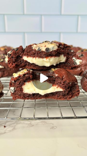 Fátima Cedeño | Postres Fáciles on Instagram: "Receta de Galletas Red Velvet rellenas ♥️🍪

Ingredientes⤵️

Para el Relleno de queso⤵️
▫️(223g.) 1 barra de queso crema
▫️1/3 taza de azúcar en polvo
▫️1 cucharadita de vainilla

Para la Masa⤵️
▫️(170g.) 3/4 tz de mantequilla a temp ambiente 
▫️(175g.) 1 tz de azúcar morena (ligth o dark brown sugar) 
▫️(80g.) 1/4 tz de azúcar blanca granulada 
▫️(55g.) 1 huevo
▫️(15g.) 1 yema
▫️1 cda de colorante rojo
▫️(7.5g.) 1/2 cda de vainilla
▫️(300g.) Harina todo uso
▫️(75g) 3/4 tz de cocoa
▫️1 cdta de bicarbonato
▫️(45g.) Fécula de maíz 
▫️1 cdta de sal

▫️Se hornea por de 18-20 minutos a 350° F

#postres #galletas #cookies #redvelvet #crumblcookies #nycookies #chunkycookies #galleta" Galletas Red Velvet, Dark Brown Sugar, Brown Sugar, Cookie Recipes, Red Velvet, Cocoa, Dark Brown, Velvet, Red