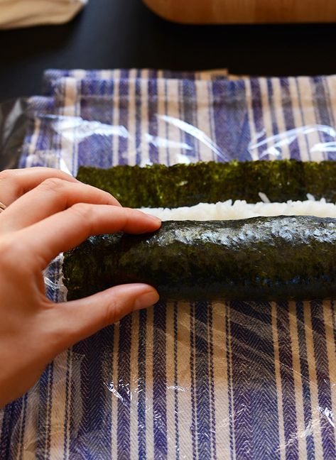 Sushi Mat Diy, How To Make Sushi Without Mat, Diy Sushi Roller Mat, Sushi Without Bamboo Mat, How To Roll Sushi Without Mat, Roll Sushi Without Mat, Make Sushi At Home, Sushi Rolling, Sushi Mat